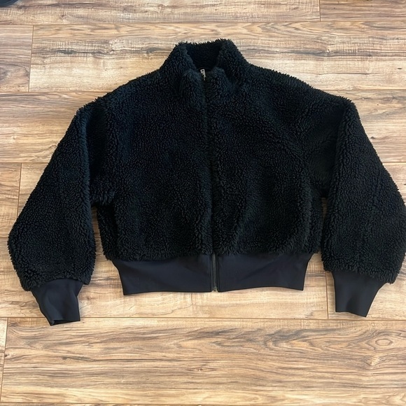 Aritzia Black Fleece Jacket - Picture 4 of 12